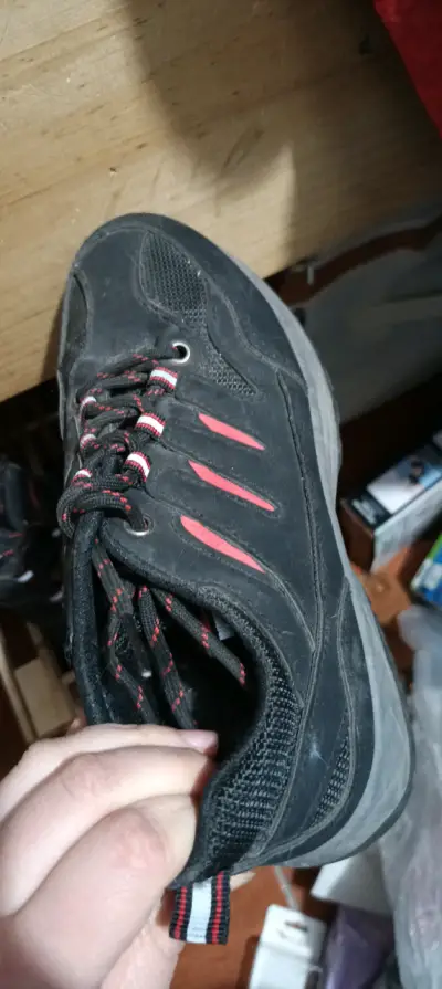 Zapatillas deportivas negras y rojas - miniatura 4