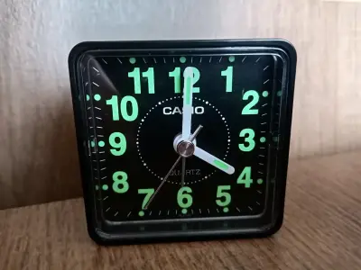 Reloj despertador Casio negro. - miniatura 1