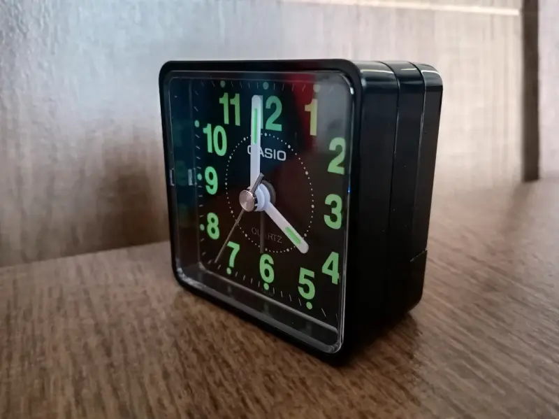 Reloj despertador Casio negro. - 2