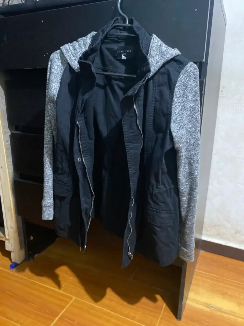 Chaqueta negra con capucha gris
