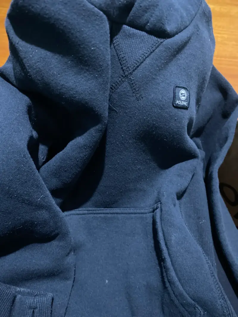 Polerón azul marino con capucha