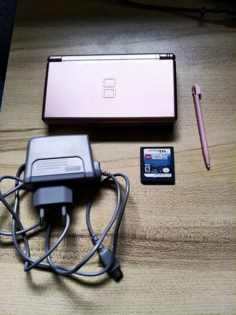 Consola Nintendo DS rosa con juego - 1
