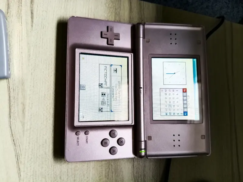 Consola Nintendo DS rosa con juego - 2