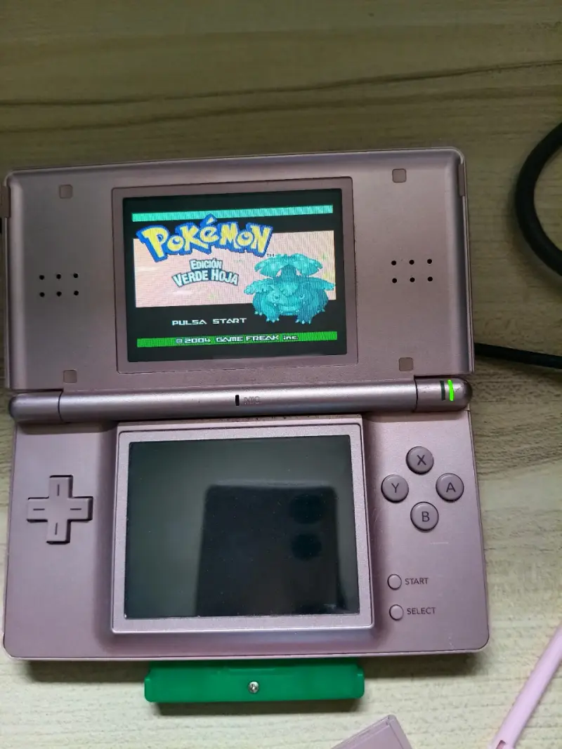 Consola Nintendo DS rosa con juego - 4