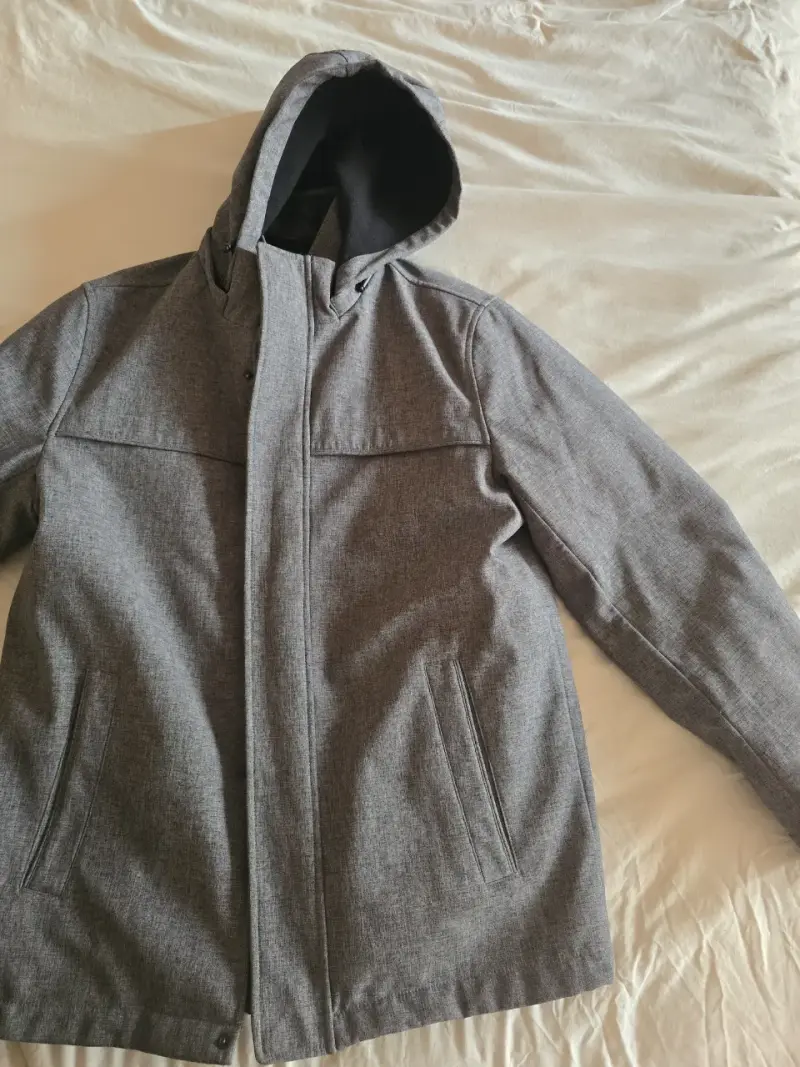 Abrigo gris con capucha Impermeable Ferouch