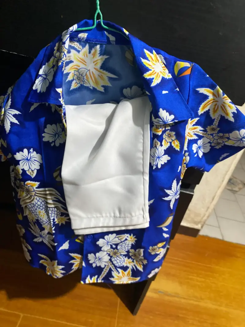 Camisa hawaiana azul con flores