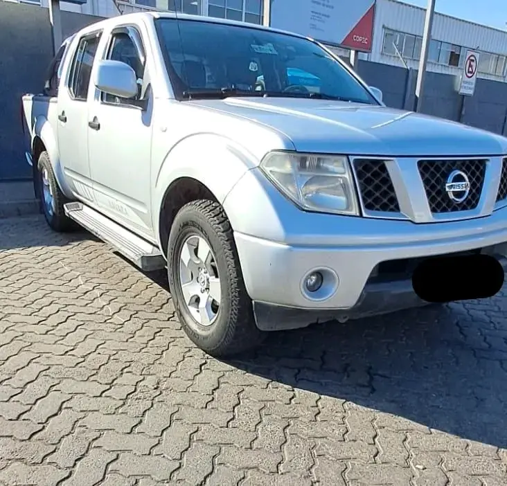 Camioneta Nissan gris 4x2 - 1