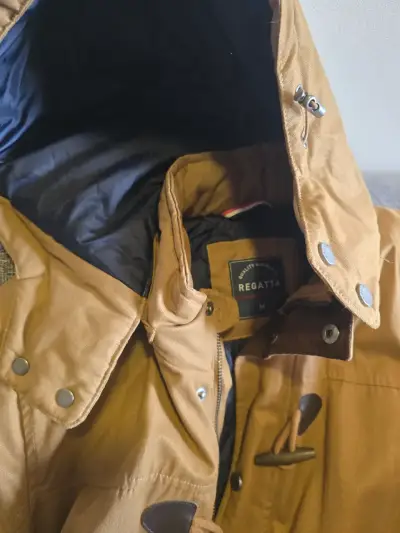 Chaqueta marrón con capucha - miniatura 2