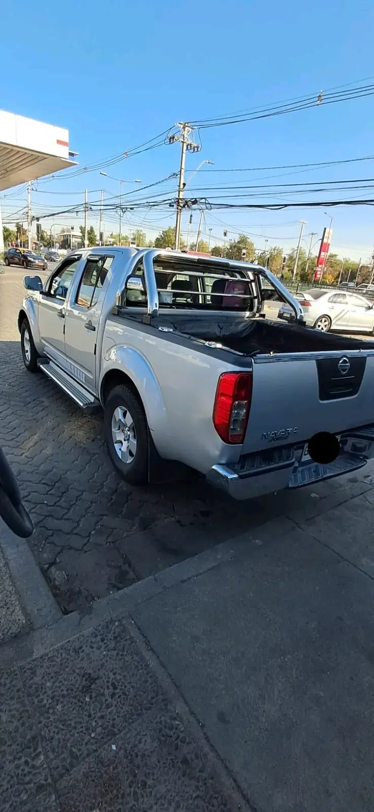 Camioneta Nissan gris 4x2 - 2