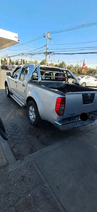 Camioneta Nissan gris 4x2 - miniatura 2