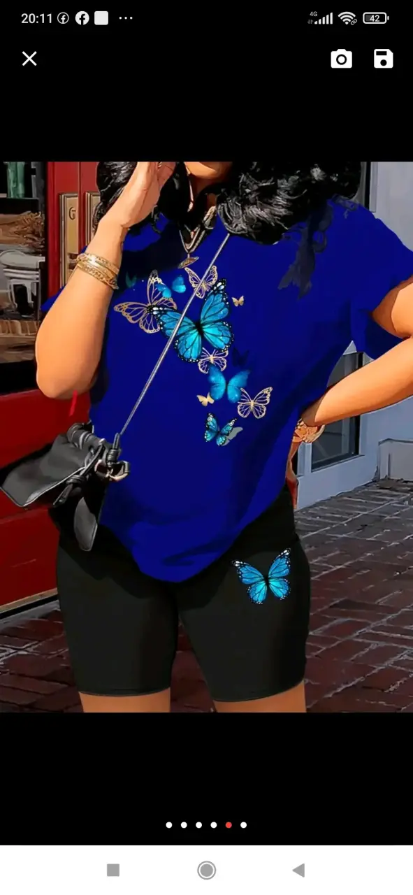 Polera azul con mariposas