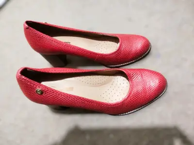Zapatos de tacón rojo texturizados - miniatura 1