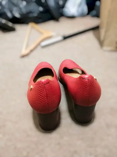 Zapatos de tacón rojo texturizados - miniatura 4