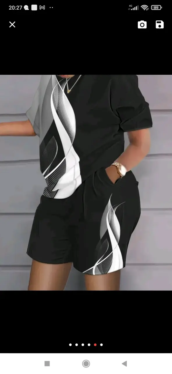 Conjunto deportivo negro y blanco