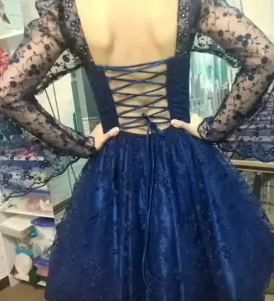 Vestido corto azul con encaje para gala - miniatura 2