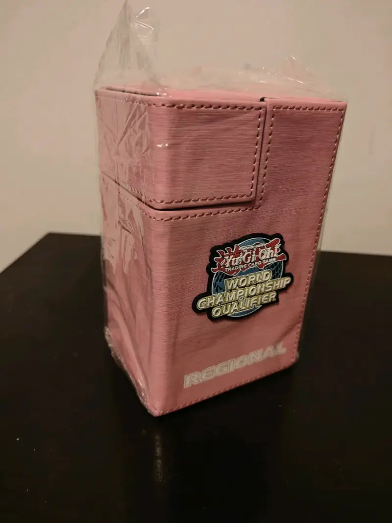 Caja Deck Box Yu-Gi-Oh! Regional Rosada