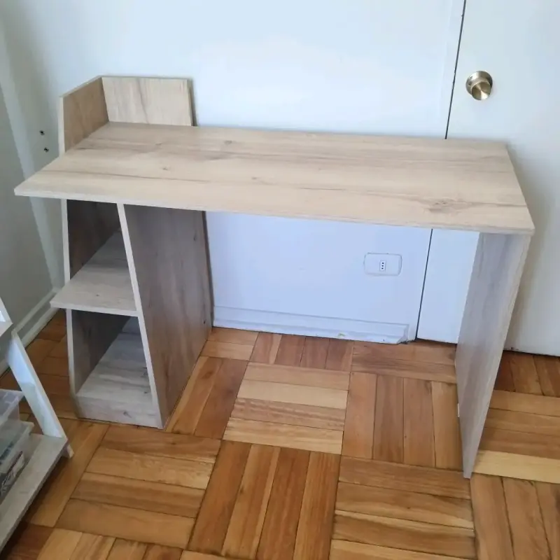 Escritorio de madera claro - 1