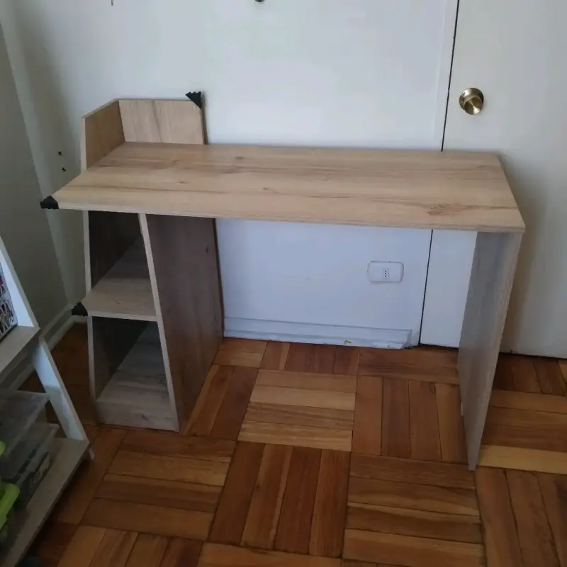 Escritorio de madera claro - 2