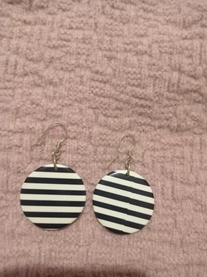 Aros colgantes rayados blanco y negro