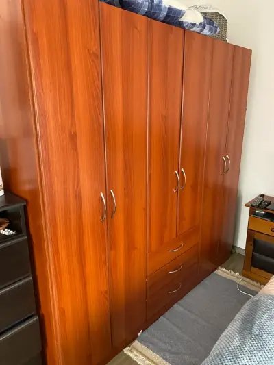 Clóset de madera oscuro - miniatura 1