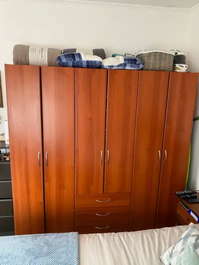 Clóset de madera oscuro - miniatura 2