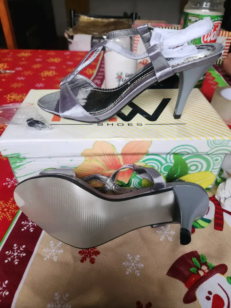 Tacones gris metálico elegantes - 1