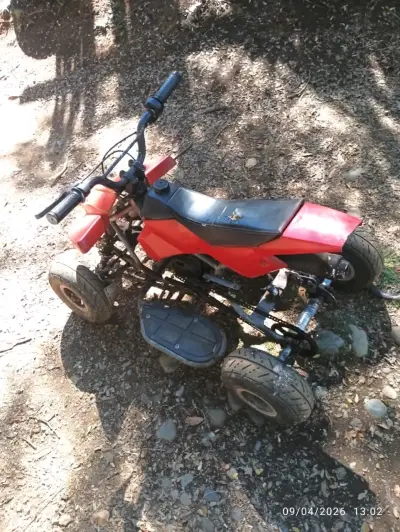 Mini cuatrimoto roja usada - miniatura 3