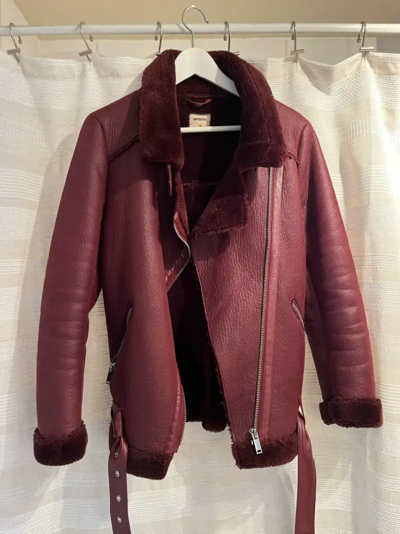 Chaqueta burdeos de piel sintetica