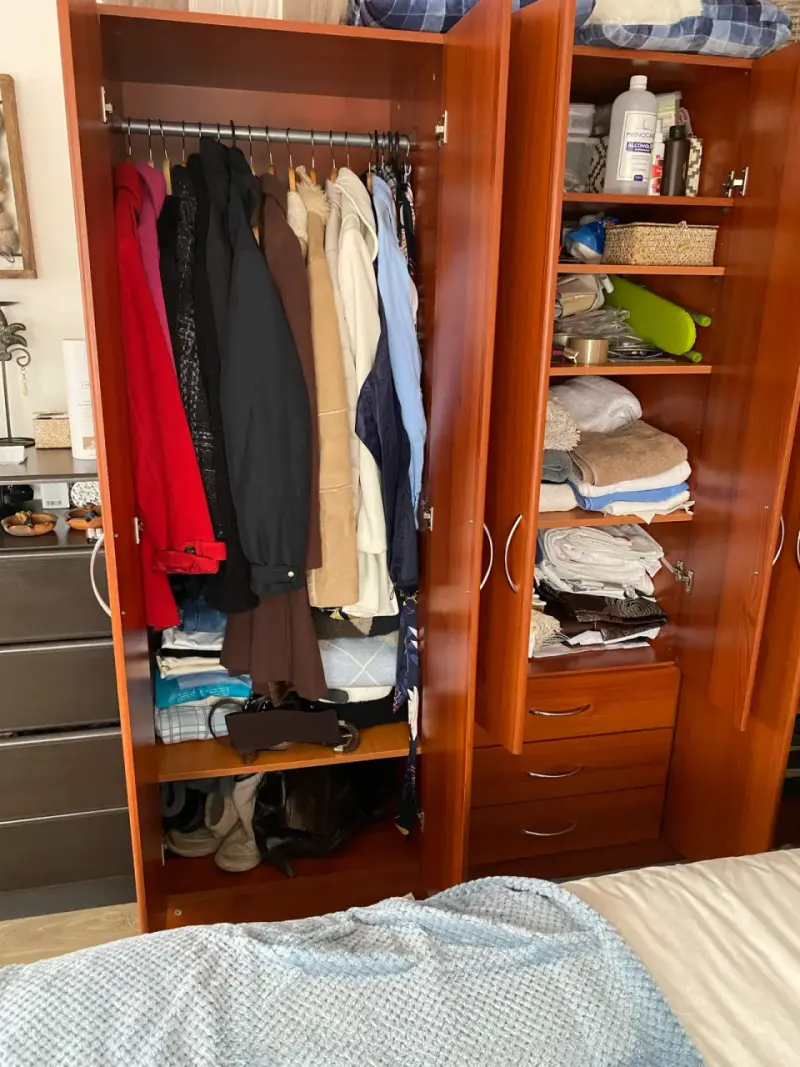 Clóset de madera oscuro - 4
