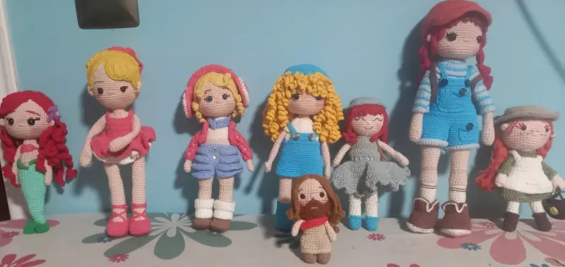 Muñecas de lana tejidas a mano