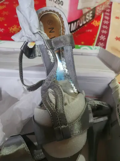 Zapatos de tacón plateados - miniatura 1