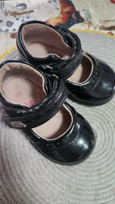 Zapatos negros de charol para niños - miniatura 2