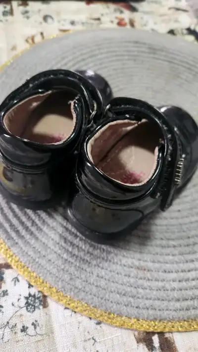 Zapatos negros de charol para niños - miniatura 3