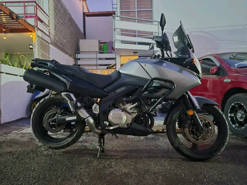 Moto deportiva negra y plata - 1