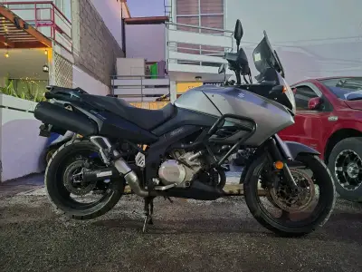 Moto deportiva negra y plata - miniatura 1