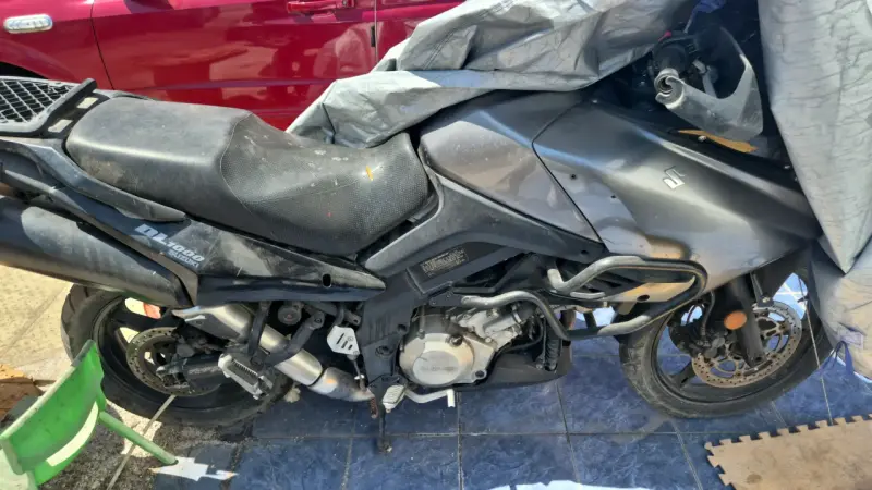Moto deportiva negra y plata - 2