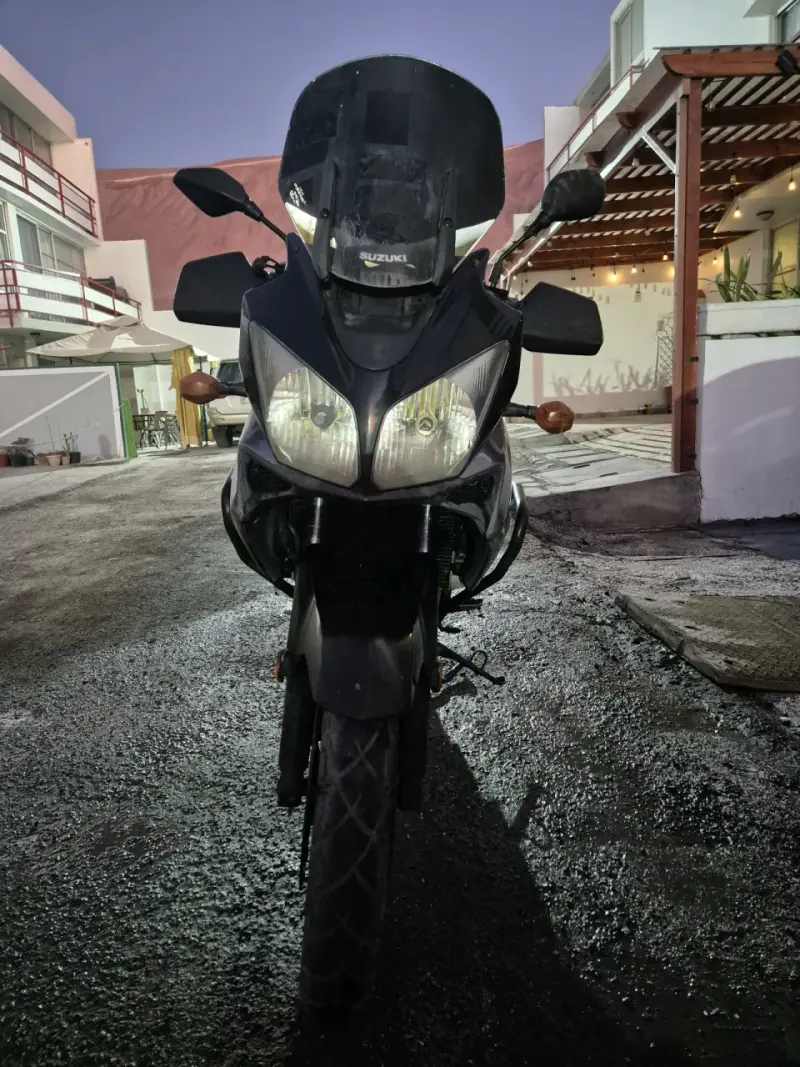 Moto deportiva negra y plata - 3