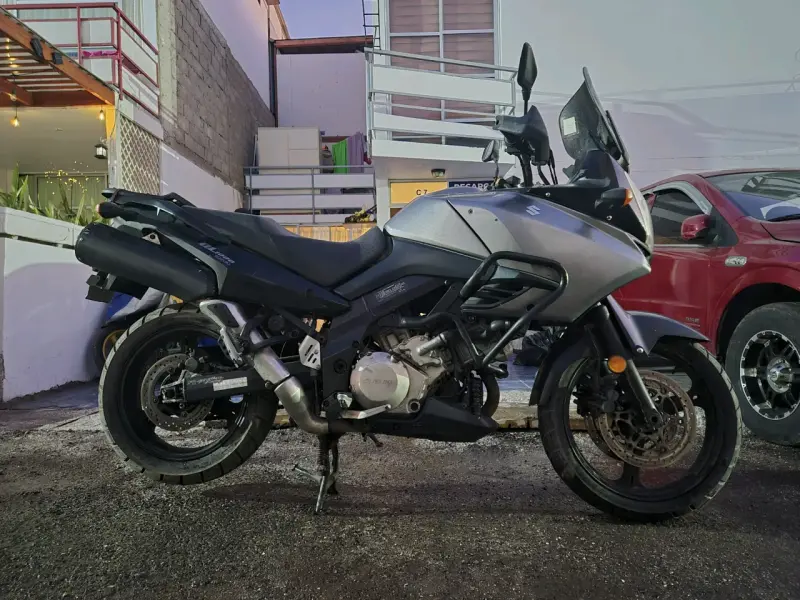 Moto deportiva negra y plata - 4