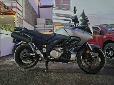 Moto deportiva negra y plata - miniatura 4