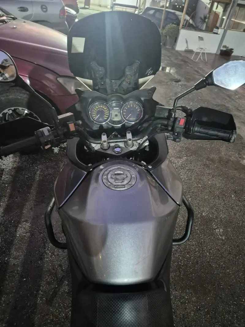 Moto deportiva negra y plata - 5
