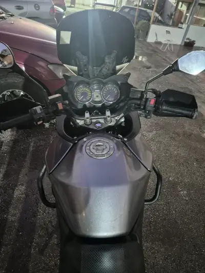 Moto deportiva negra y plata - miniatura 5
