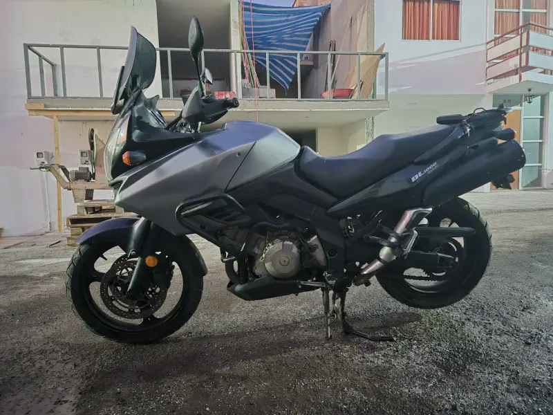 Moto deportiva negra y plata - 6
