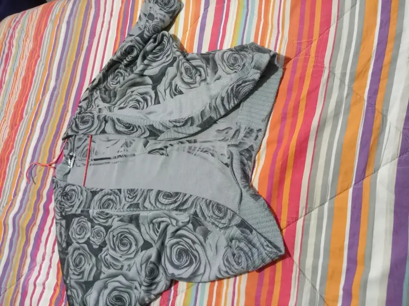 Chaleco gris con estampado floral - 1