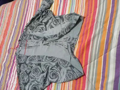 Chaleco gris con estampado floral - miniatura 1