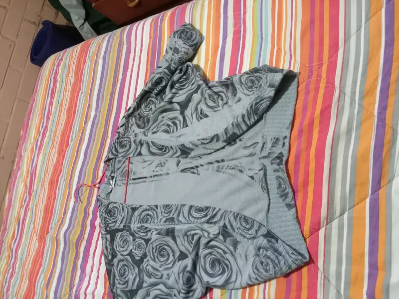 Chaleco gris con estampado floral - 2