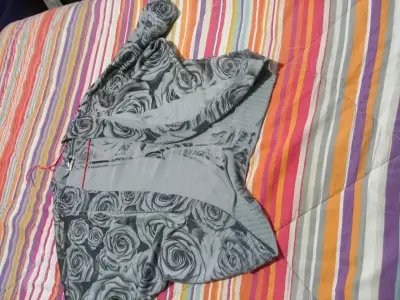 Chaleco gris con estampado floral - miniatura 4