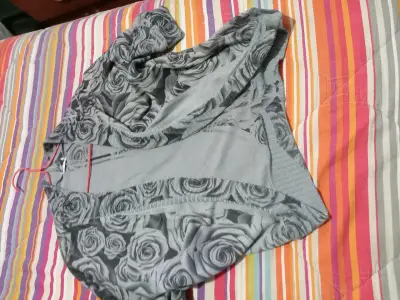 Chaleco gris con estampado floral - miniatura 5