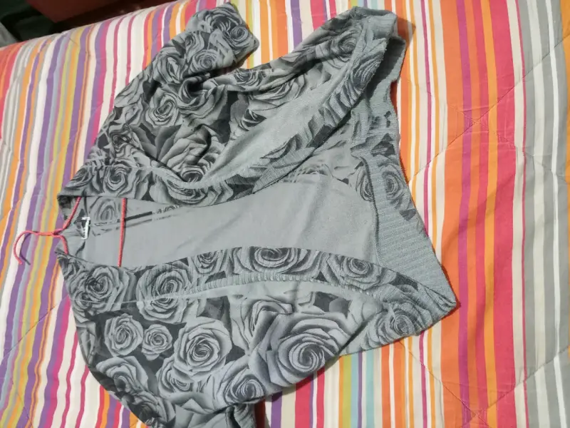 Chaleco gris con estampado floral - 6