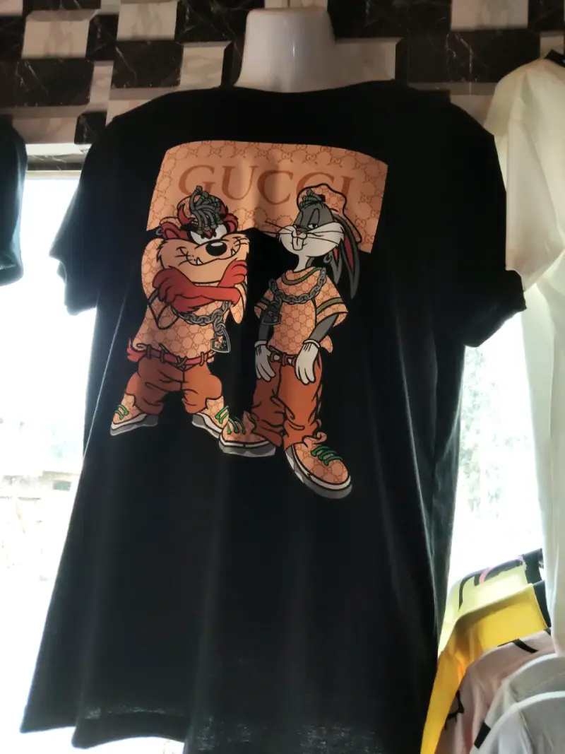 Polera negra con estampado Gucci
