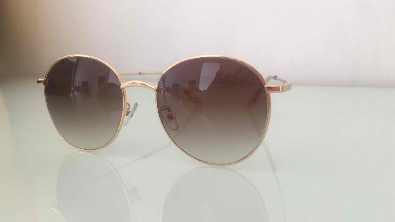 Lentes de sol dorados
